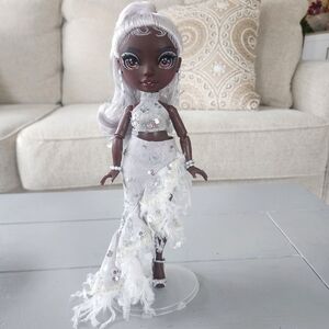 🌈 MGA Rainbow High Rainbow Vision Ayesha Sterling Fashion Doll in White Dress